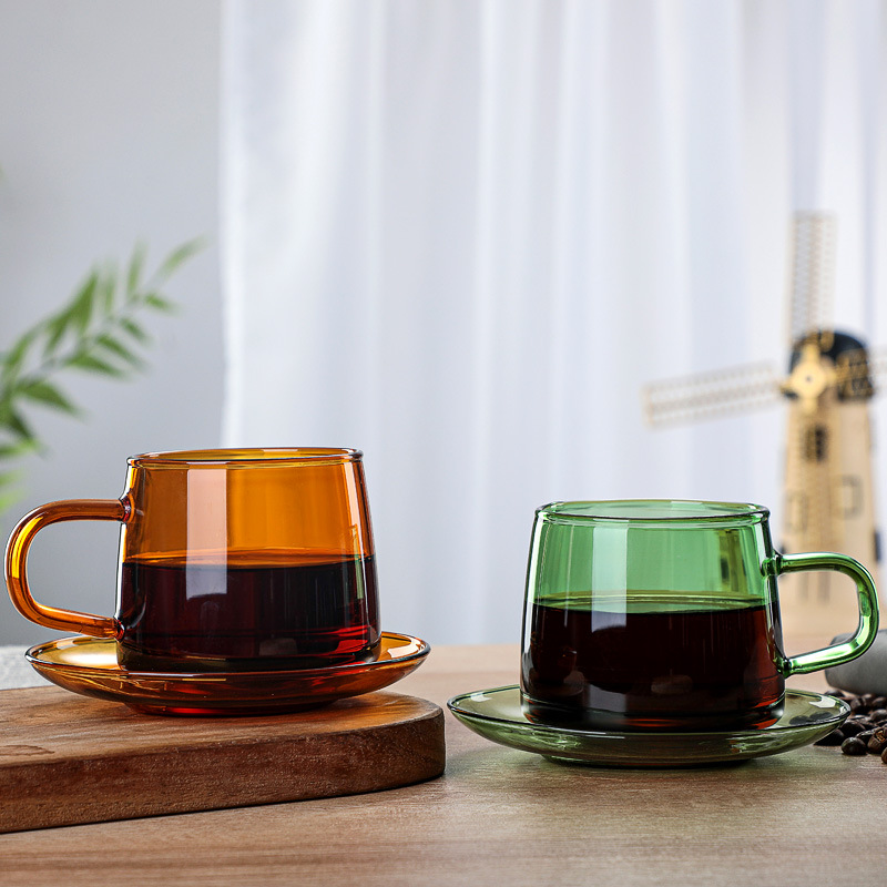 Taza de café colorida con mano - Wine Beer Store reseña y precio