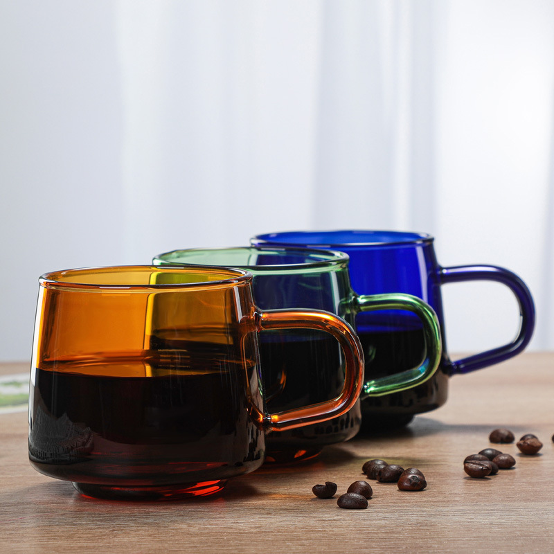 Taza de café colorida con mano - Wine Beer Store reseña y precio